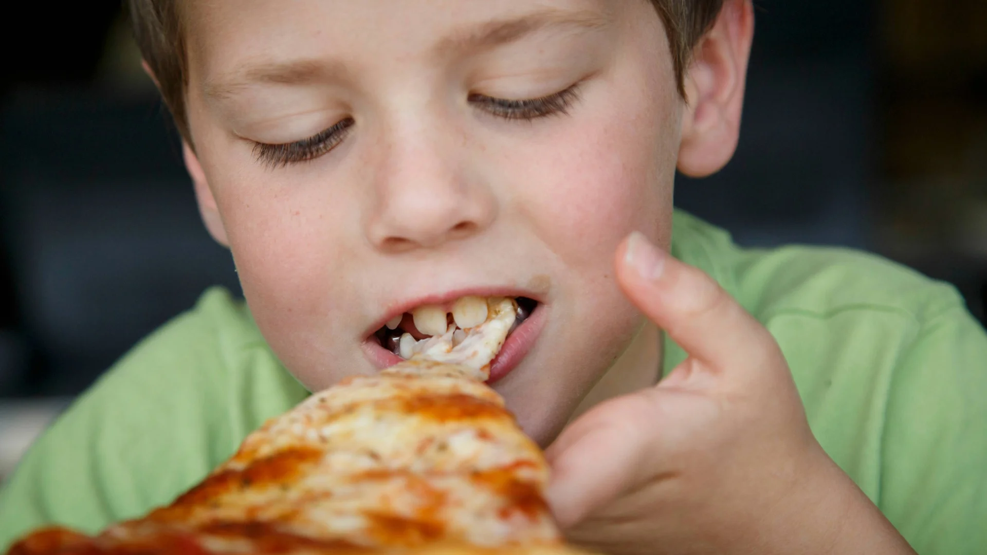20762 company EATING PIZZA